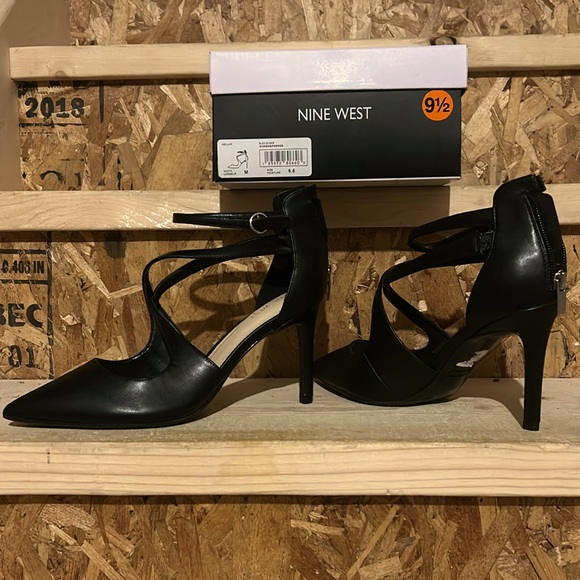 Beautiful black heels. Has zip up in the back - Picture 1 of 4